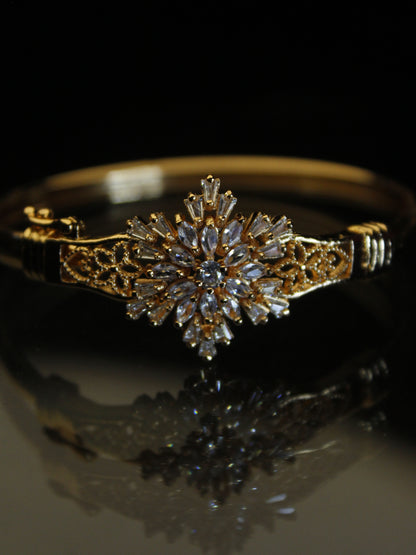 Elegant Floral Gold Bracelet Pair – Dual Tone (White & Black)