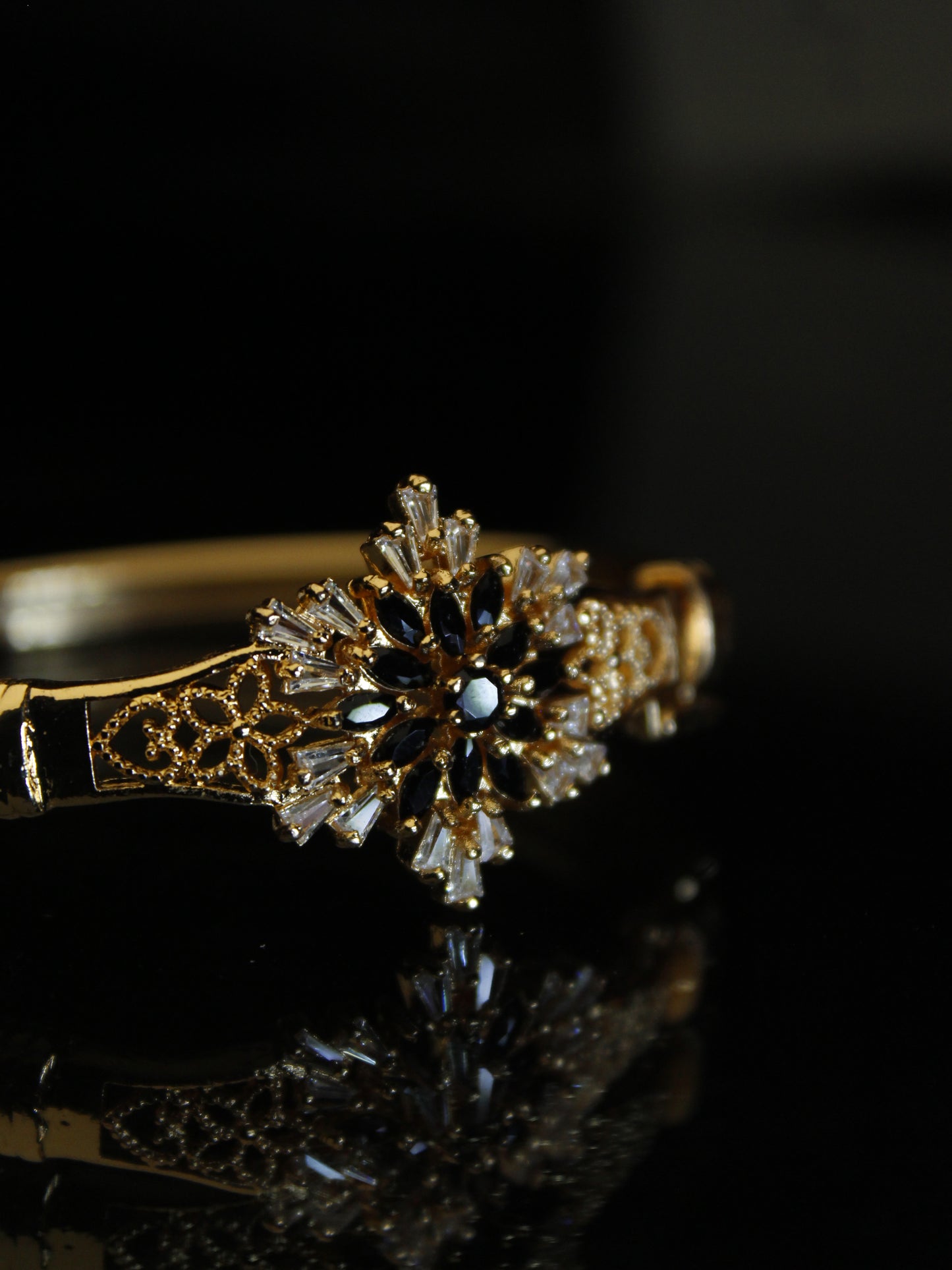 Elegant Floral Gold Bracelet Pair – Dual Tone (White & Black)