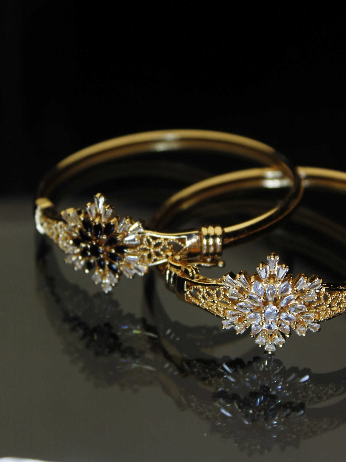 Elegant Floral Gold Bracelet Pair – Dual Tone (White & Black)
